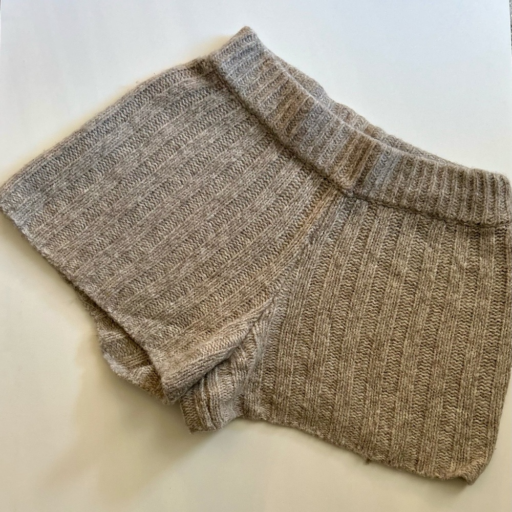 Zara Knit Sweater Shorts. Beige Ribbed Medium